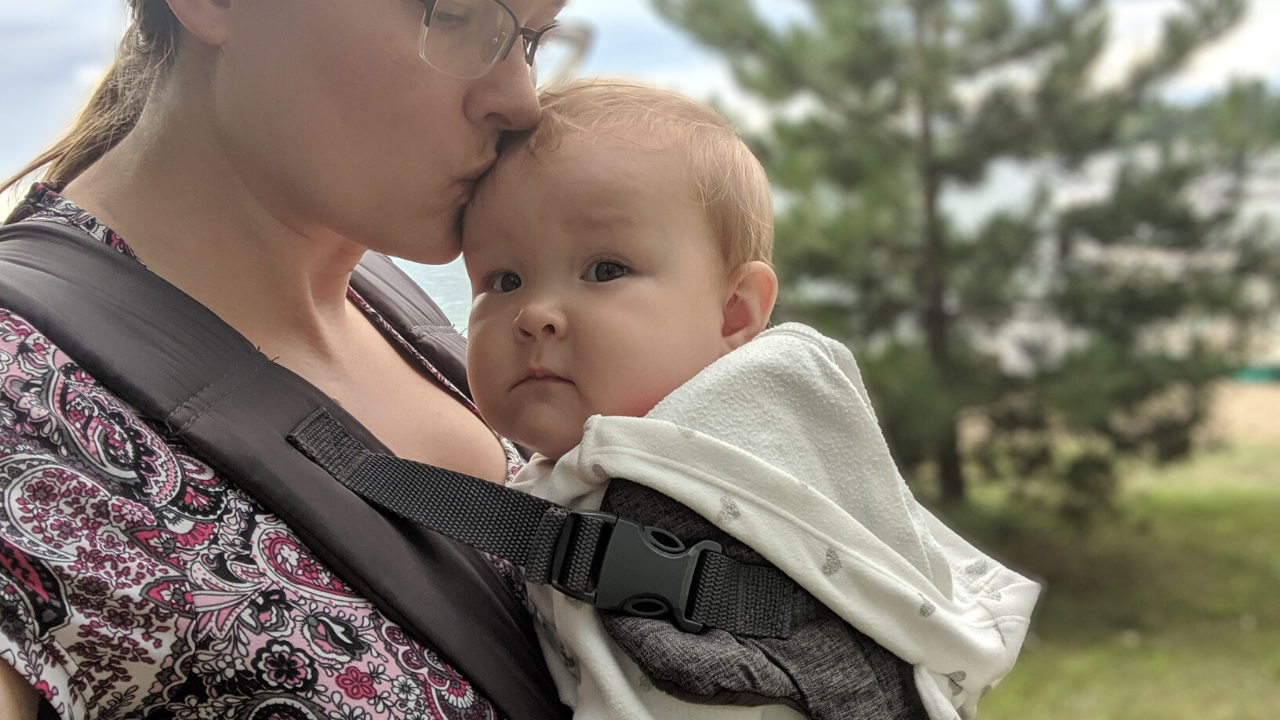 featured photo for 21 incredible benefits of babywearing