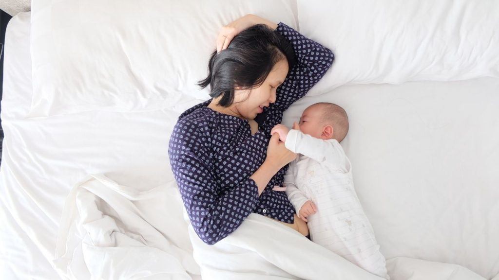 woman and baby practicing safe bedsharing | Breastfeeding‌ ‌for‌ ‌the‌ ‌first‌ ‌time‌ ‌tips‌ ‌